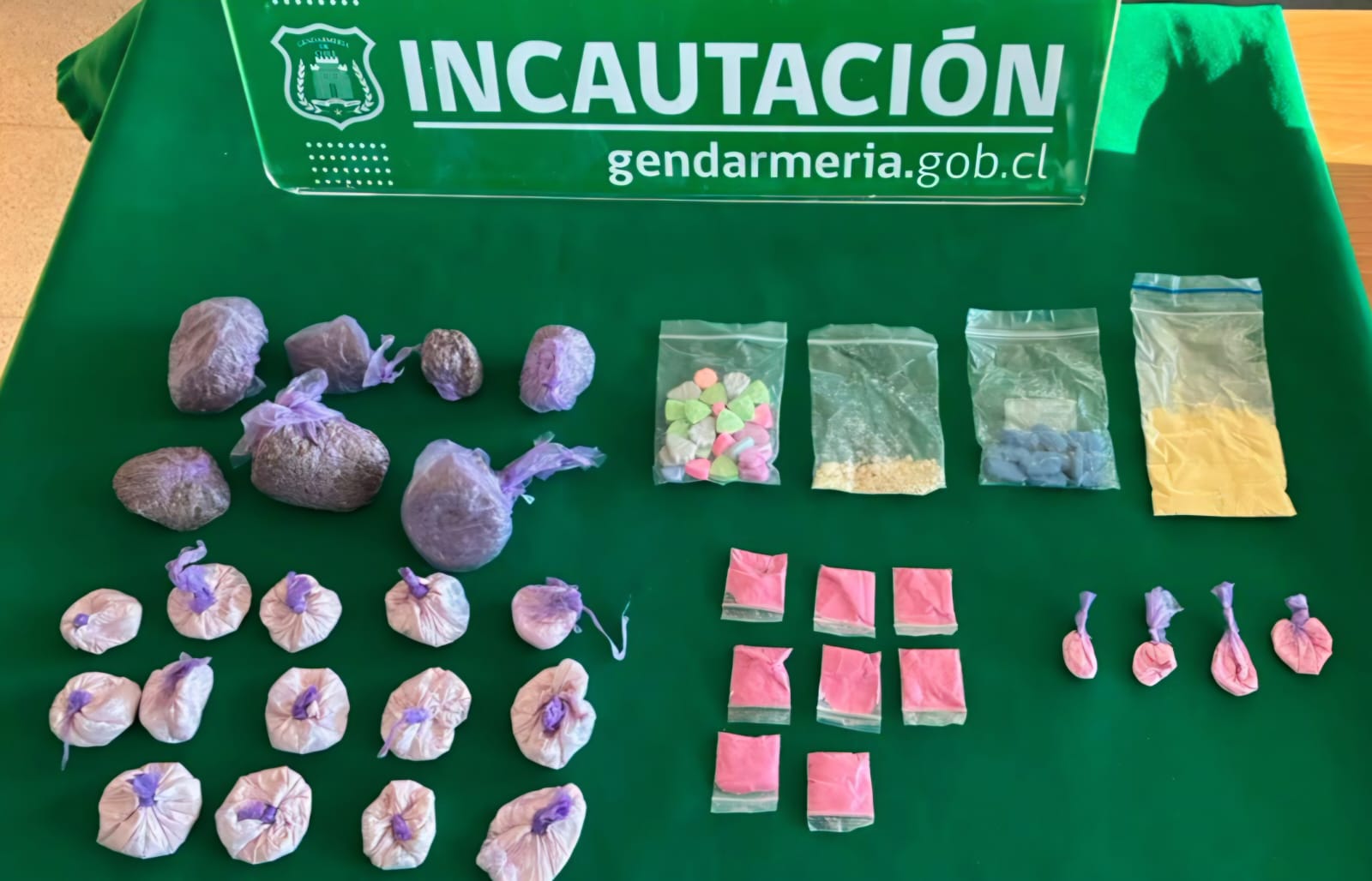 ¡LLEVABA 200 GRAMOS DE DROGA EN LA VAGINA! PILLAN A MUJER CON EL MANSO PEPINO DE DROGA CUANDO IBA DE VISITA A LA CÁRCEL