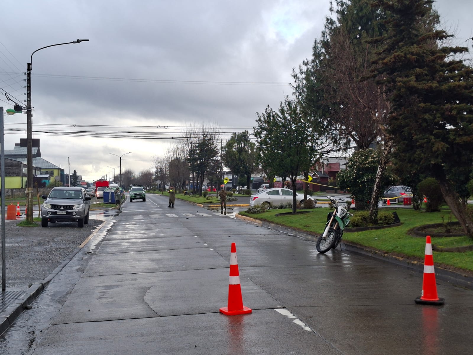 ¡Hermanito carabinero de diputado terminó quebrado en Alerce! Fue colisionado en la moto por auto particular y lo dejaron politraumatizado